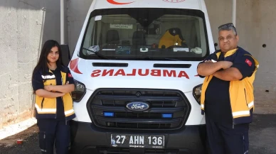 Baba ve kız Gaziantepte hayat kurtarmaya koşuyor