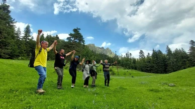 Gümüşhane yaylalarında renkli çiçek şölenini keşfedin