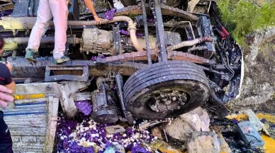 Antalya Akseki yolunda yumurta yüklü kamyon devrildi