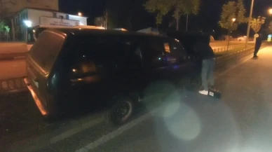 Erzurumda kontrolden çıkan otomobil refüje fırladı