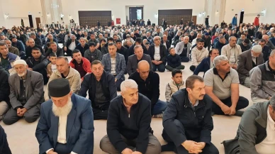 Kars Sultan Alparslan Camii bayram namazıyla doldu