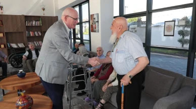 Başkan Kazım Kurt yaşlılarla bayramda buluştu