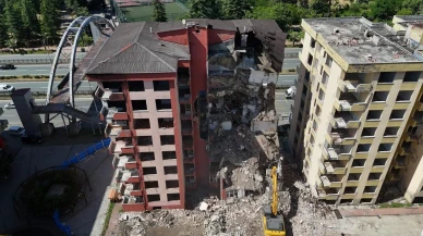 Rize Menderes Bulvarında fırtınadan zarar gören binalar yıkılıyor