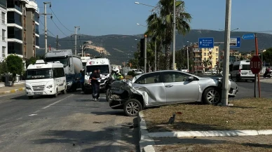 Milasta minibüs ile otomobil Adliye Kavşağında çarpıştı