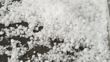 Ardahan şiddetli dolu yağışıyla araçlar zarar gördü