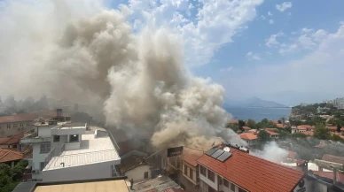 Antalya Kaleiçinde üç işletme yangında zarar gördü