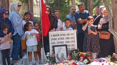 Manisalılar Ferdi Zeyrek için mezarı başında toplandı