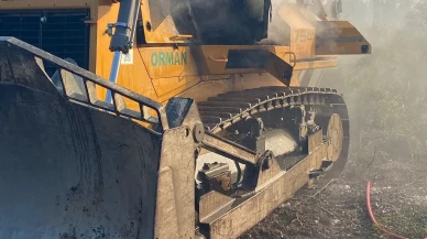 İzmir Gaziemirde orman yangınında dozer alevlere teslim oldu