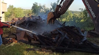Yeniçağa ilçesinde ahşap samanlık yangında yok oldu
