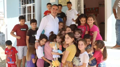 Koçarlı Belediye Başkanı Özgür Arıcı babaları selamlıyor