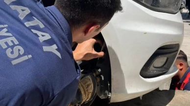 Araç kaputunda mahsur kalan kediyi İskenderunda kurtardılar