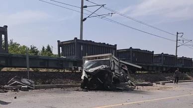Malatya Yeşilyurtta yük treni hemzemin geçitte çarptı