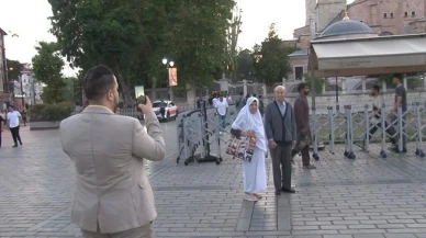 Binlerce kişi Ayasofya Camiinde bayrama başladı
