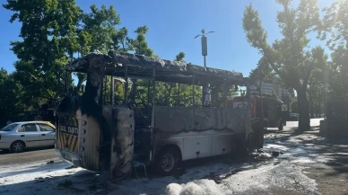 Ankara Çankayada yanan minibüs hurdaya döndü