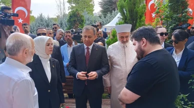 Bakanlar Yerlikaya ve Göktaş 15 Temmuz şehitlerini Karşıyaka Mezarlığı'nda andı