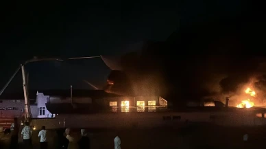 Arnavutköy'de sünger fabrikasında patlama sonrası yangın çıktı