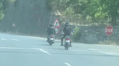 Arızalı motosiklet Zonguldak yolunda halatla çekildi