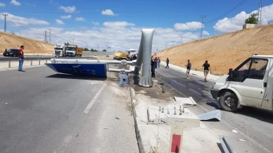 Malatya Sivas yolunda hafriyat kamyonu tabelaya çarptı