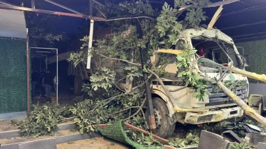 Kontrolünü kaybeden kamyon Hatay’da restoranın bahçesine uçtu