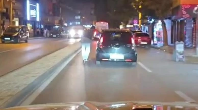 Bursada genç scooterla otomobile tutunup yolculuk yaptı