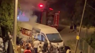 Düzce’de mangal kömürü yüklü minibüste çıkan yangın itfaiye ekipleri tarafından söndürüldü