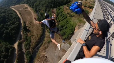 İstanbul Arnavutköy’de 86 metrelik viyadükten paraşütle atlayan sporcular adrenalin dolu anlar yaşadı