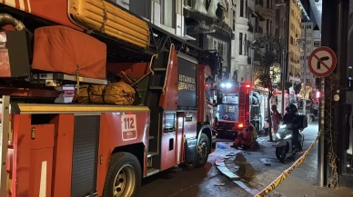 Beyoğlu'nda eğlence mekanının çatı katında yangın çıktı