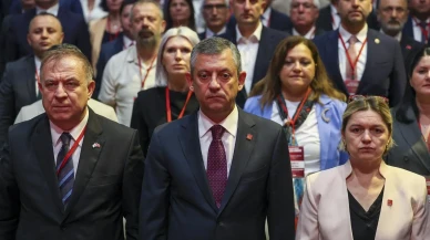 Chp genel başkanı Özgür Özel belediye başkanlarıyla toplantı yaptı işçiler eylemde