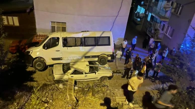 Feke ilçesinde park halindeki minibüs otomobile düştü