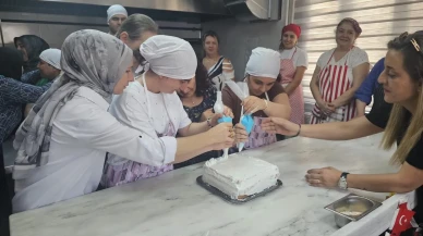 Bornova Halk Eğitim Merkezi'nde engelli kursiyerler ve aileleri için pasta atölyesi düzenlendi