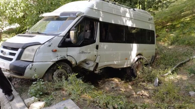 Hakkaride ot biçmeye giden minibüs takla attı