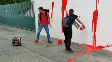 Filistin destekçileri Berlin Başbakanlık binasını kırmızıya boyadı