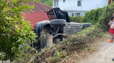 El freni çekilmeyen otomobil Sinopta eve düştü