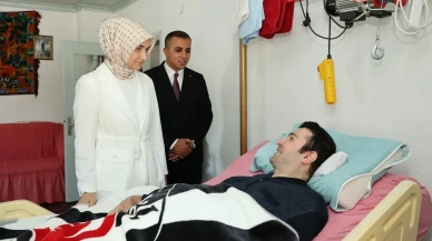 Afyonkarahisar Valisi Kübra Güran Yiğitbaşı Beşiktaş Forması Hediye Etti