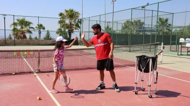 Aydın Büyükşehir Belediyesi genç tenisçileri ücretsiz yetiştiriyor