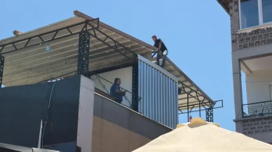 Bartında kafe çatısına çıkan adam kurtarıldı
