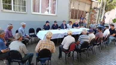 Salihli Kaymakamı Ali Güldoğan mahalleleri gezerek yangın uyarısı yapıyor