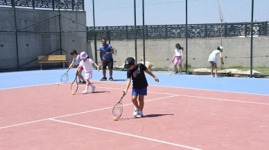 Genç tenisçiler Kuşadası Tenis Kulübünde eğitim alıyor