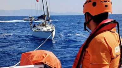 Bodrum’da makine arızası yaşayan tekne Kıyı Emniyet botuyla kurtarıldı ve emniyete