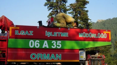 Çankırı'da orman yangınıyla mücadele eden personel araç üzerinde namaz kıldı