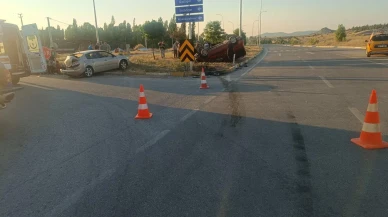 Afyonkarahisar’da hafif ticari araç ile otomobil çarpıştı 9 kişi yaralandı