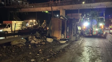 Kağıthane Hasdal yolunda hafriyat kamyonu devrildi