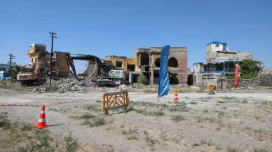 Melikgazi Belediyesi Tacettinveli Mahallesi'nde 5 metruk binayı yıktı