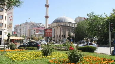 Van Büyükşehir Belediyesi caddeleri mevsimlik çiçeklerle renklendirdi