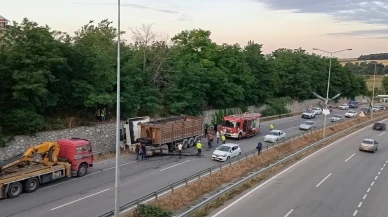 Bafra yolunda düşen tomruklar büyük kaza getirdi