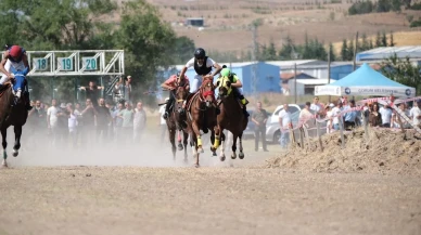 Çorum'da düzenlenen at yarışlarında dereceye girenlere ödülleri verildi