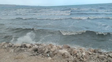 Van Gölü'nde şiddetli rüzgarın etkisiyle büyük dalgalar oluştu