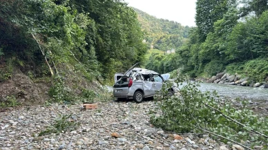 Rize Pazar yolunda ticari araç dereye düştü