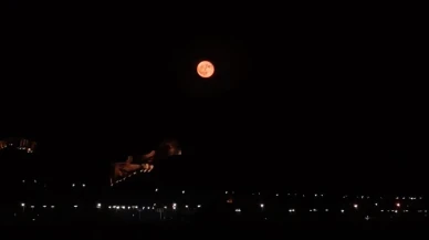 Van Kalesi dolunay ışığında eşsiz bir manzara sundu