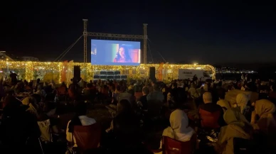 Rize Belediyesi sahilde Bandırma Füze Kulübü filmini açık havada gösterdi